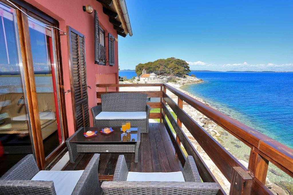 SavarApartments Kolic的一个带桌椅的海景阳台
