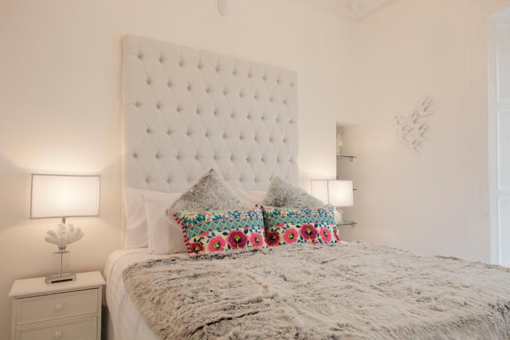 KilcullenThe Rooms at Bardons的白色卧室配有带枕头的大床