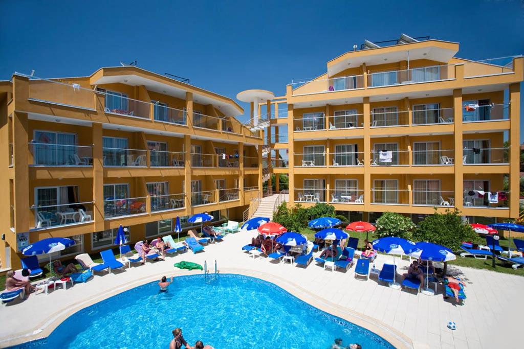 锡德贝格安维尔公寓式酒店的享有酒店空中美景,设有游泳池