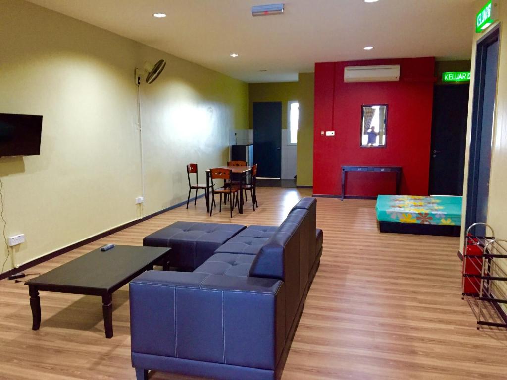 古晋SS Homestay Borneo Housing SL3的客厅配有蓝色的沙发和桌子