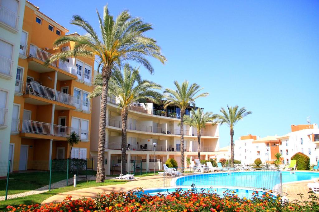 阿尔布费拉MSHomes Corcovada的享有棕榈树酒店和游泳池的景色
