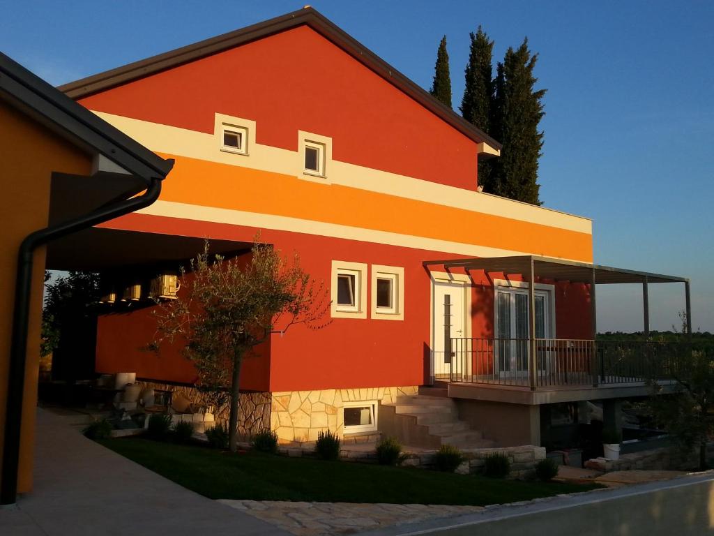 萨武德里亚Summer Delight Apartments的带阳台的红色和橙色建筑