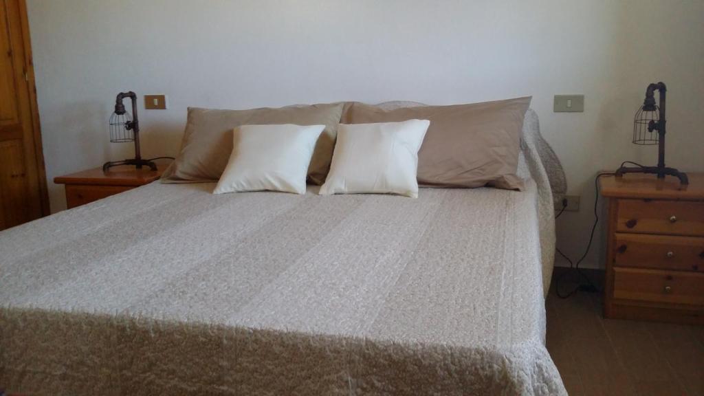 布多尼Affittacamere Dolci Notti的一间卧室配有带2个枕头的床
