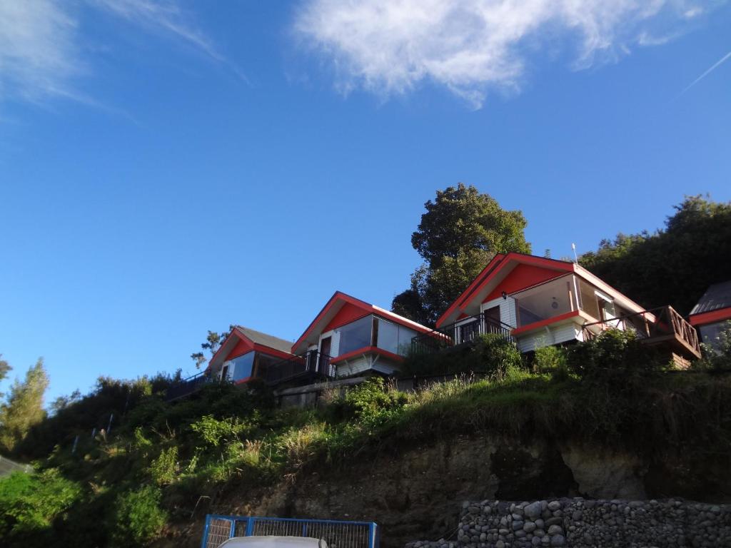 蒙特港Cabañas del Puerto的山顶上的一排房子