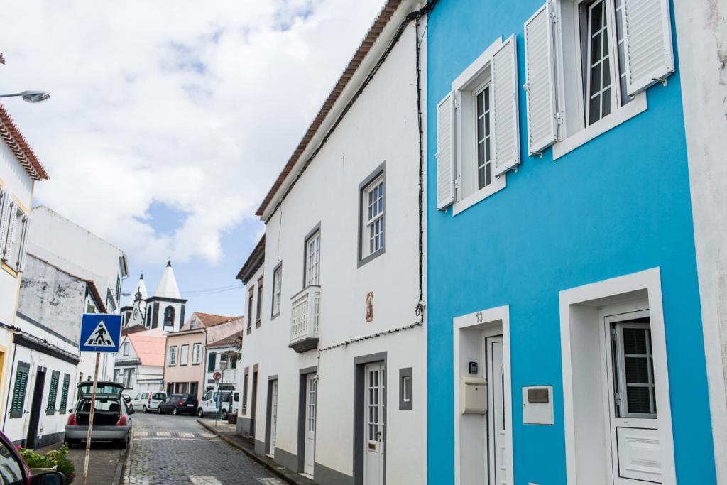 奥尔塔Casa de Hóspedes Porto Pim的蓝白色建筑小镇的街道