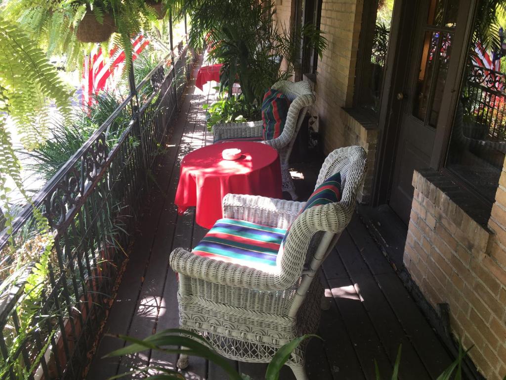 奥兰多奥兰多公园广场酒店 - 温特帕克 的庭院配有两把椅子和一张红色桌子