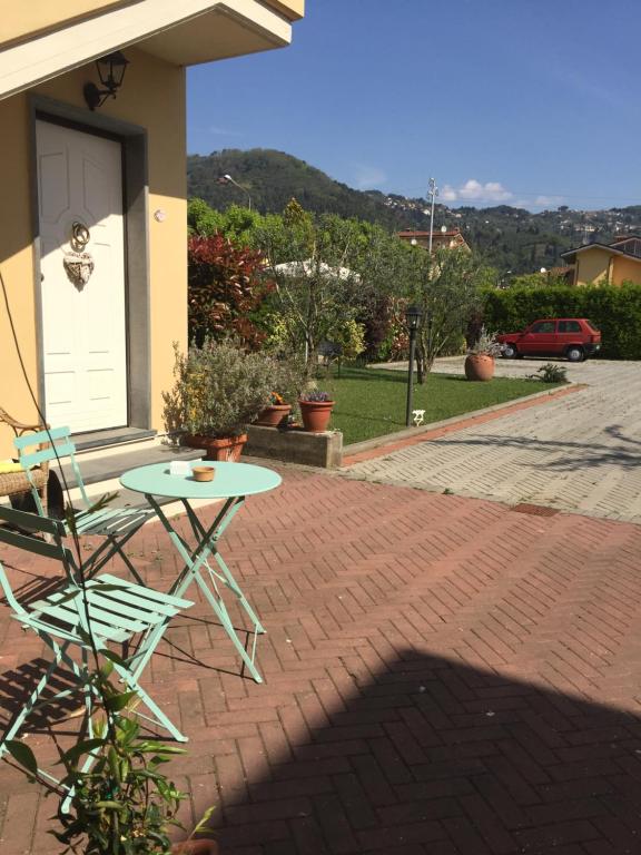 马萨罗萨达非瑞住宿加早餐酒店的砖砌庭院里的桌椅