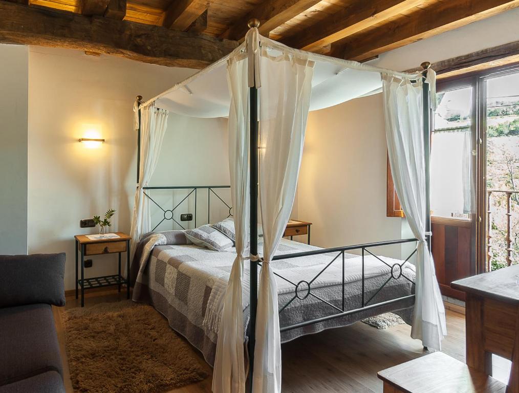 泽斯托亚Casa rural Restaurante Aranburu的一间卧室配有一张带天蓬的床