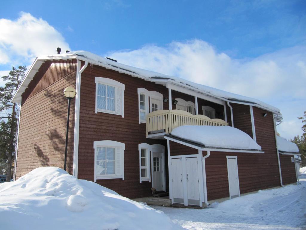 萨利色尔卡Lapin Kutsu Holiday Homes的前面有雪的砖房