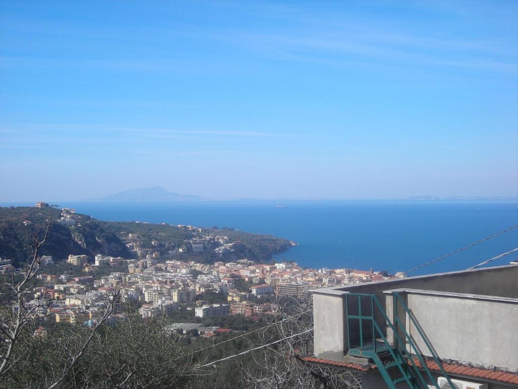 索伦托拉科博雷诺住宿加早餐旅馆的享有城市和大海美景。