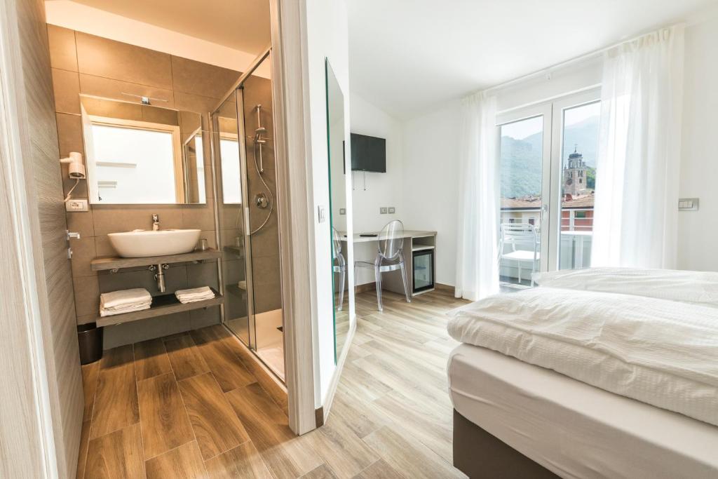 托尔博莱加尼法兰彻斯克旅舍的一间卧室,配有带水槽和浴缸的浴室