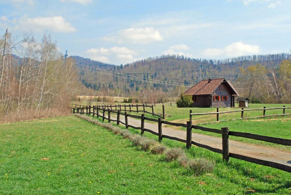 弗济内Chalets Zelena Vrata的谷仓前的木栅栏