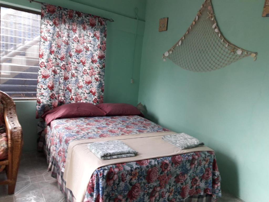 玉米岛Villy's Cottage的一间小卧室,配有床和窗户