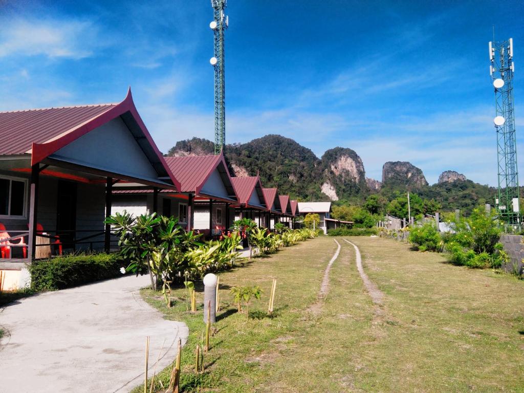 皮皮岛皮皮岛珊瑚湾旅馆的一系列以山为背景的建筑