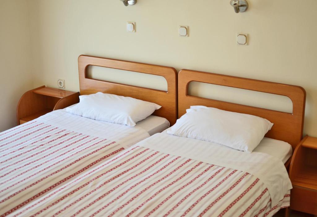 弗洛里纳费拉雷提酒店的两张睡床彼此相邻,位于一个房间里