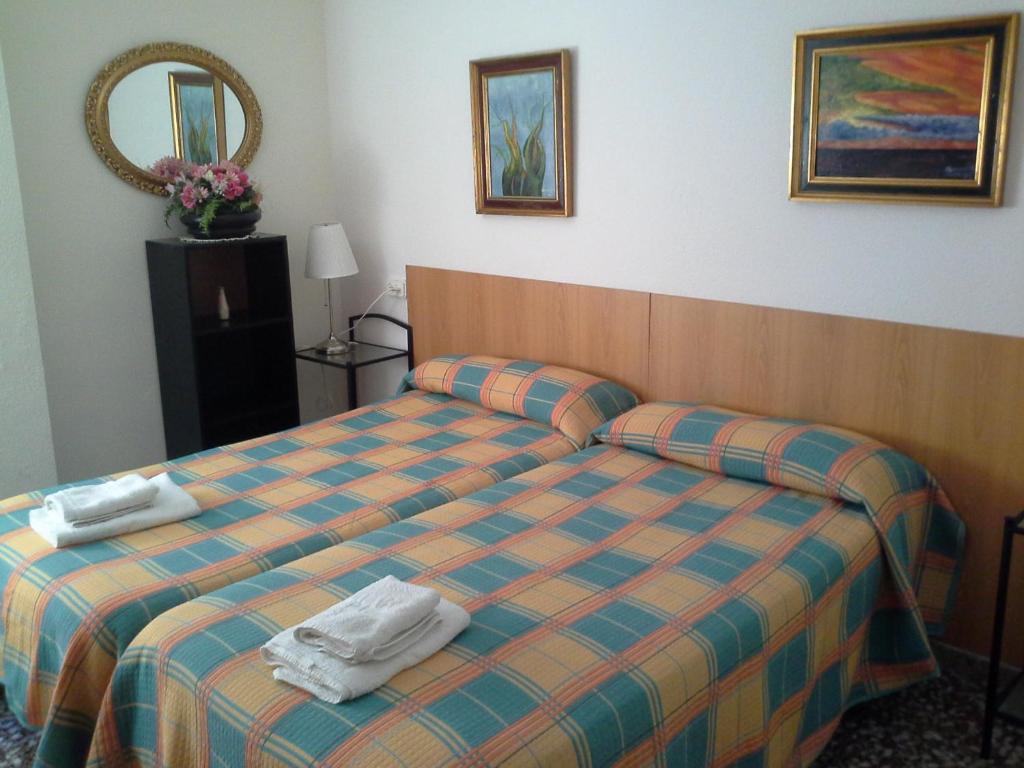 萨拉戈萨拉卡斯塔膳食酒店的酒店客房,配有带毛巾的床