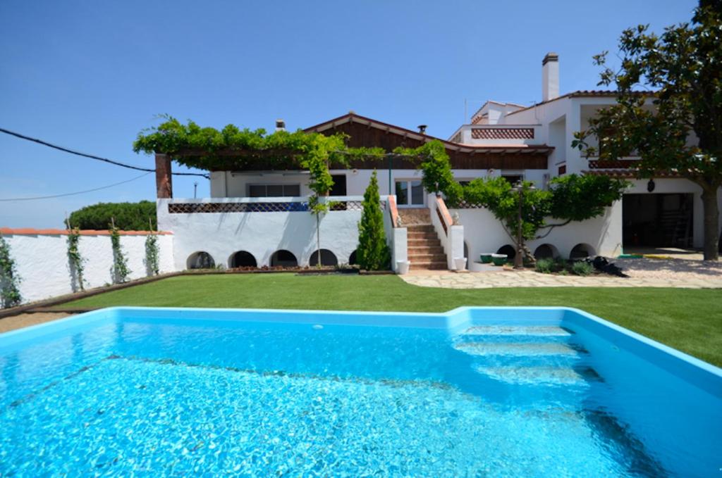 巴古尔La Caseta - 078的别墅前设有游泳池