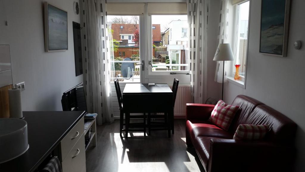 登堡Homestay Bij Aelita的客厅配有沙发和桌子