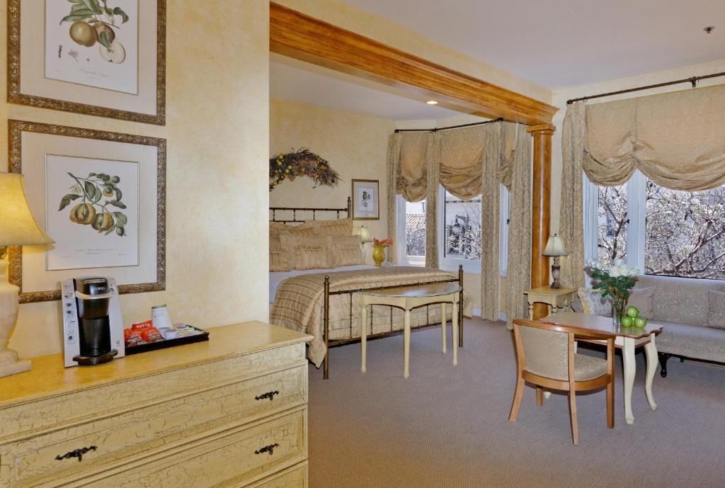 索萨利托索萨利托酒店的卧室配有一张床和一张桌子及椅子