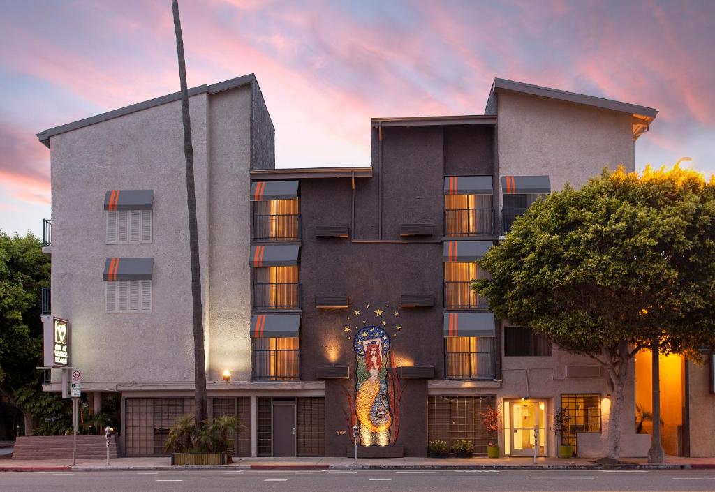 洛杉矶威尼斯海滩旅馆的一面有壁画的建筑