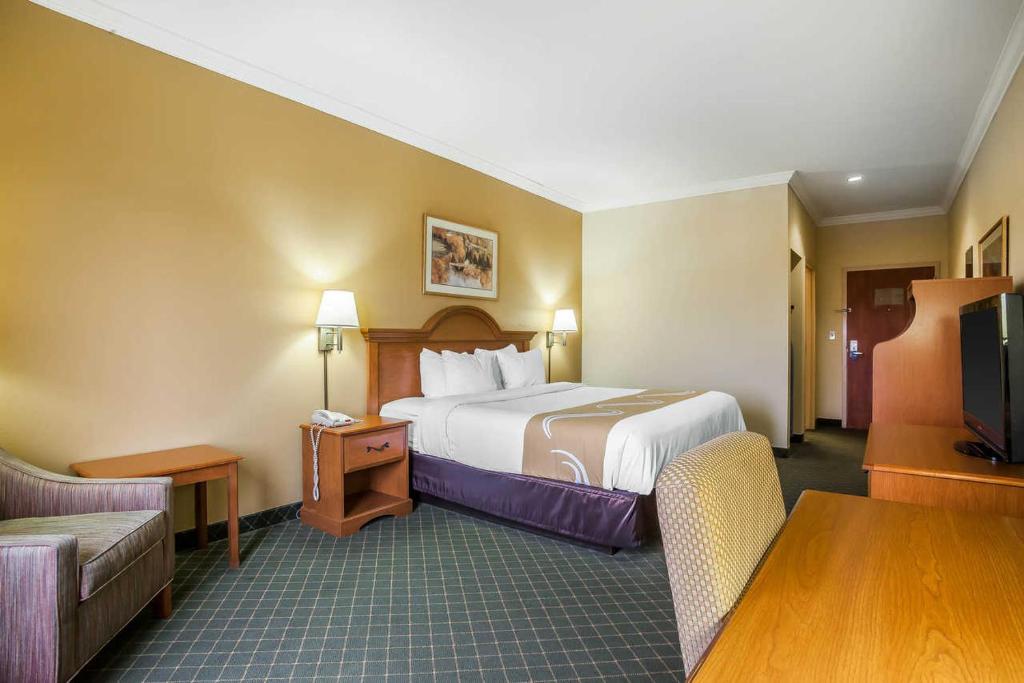 塔勒阔罗德威酒店客房内的一张或多张床位