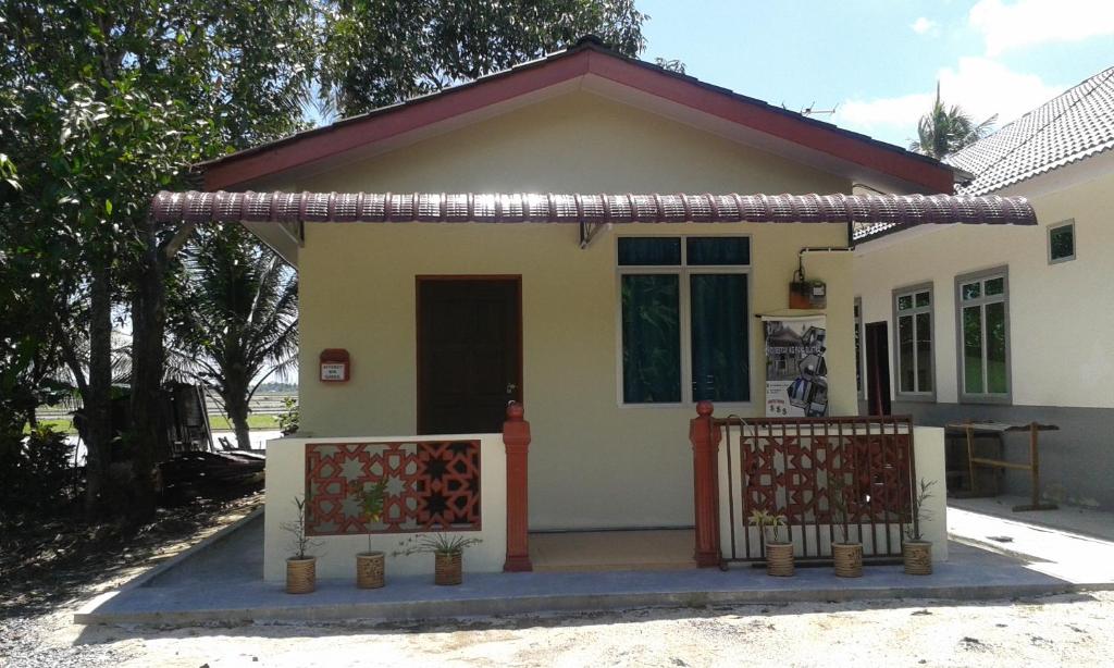 日得拉日得拉克科基帕亚迪民宿的前面有门的小房子