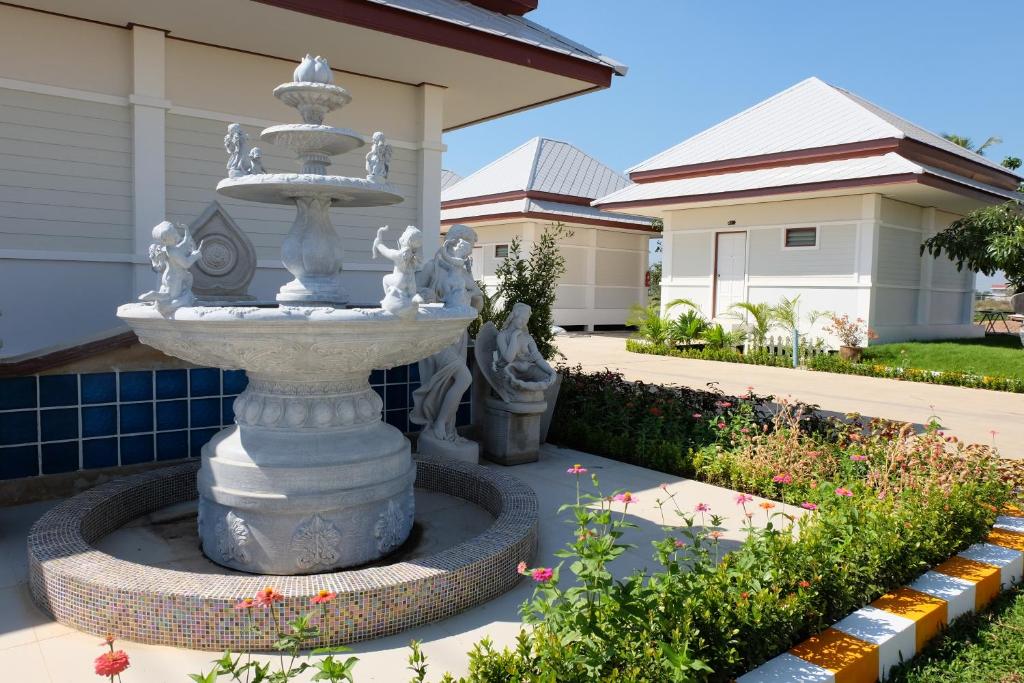 红统府布阿朗精品度假村的房屋前的喷泉