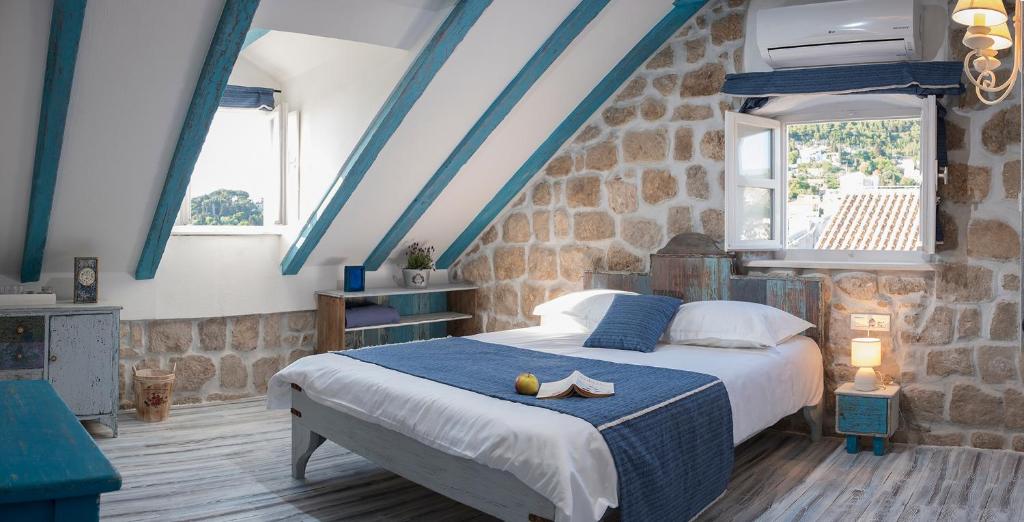 杜布罗夫尼克鲁斯蒂科旅馆 的一间设有床铺的卧室,位于蓝色天花板的房间