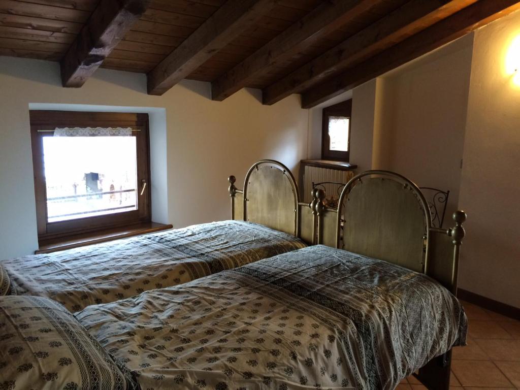 圣奇诺·迪·蒙塔尼亚Casa Nadia的一间卧室设有两张床和窗户。