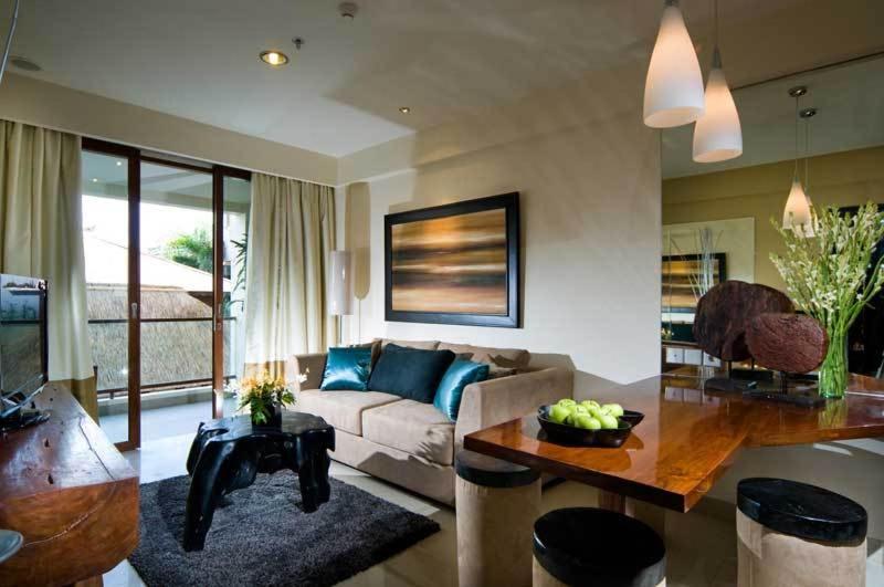 库塔库塔豪华酒店的客厅配有沙发和桌子