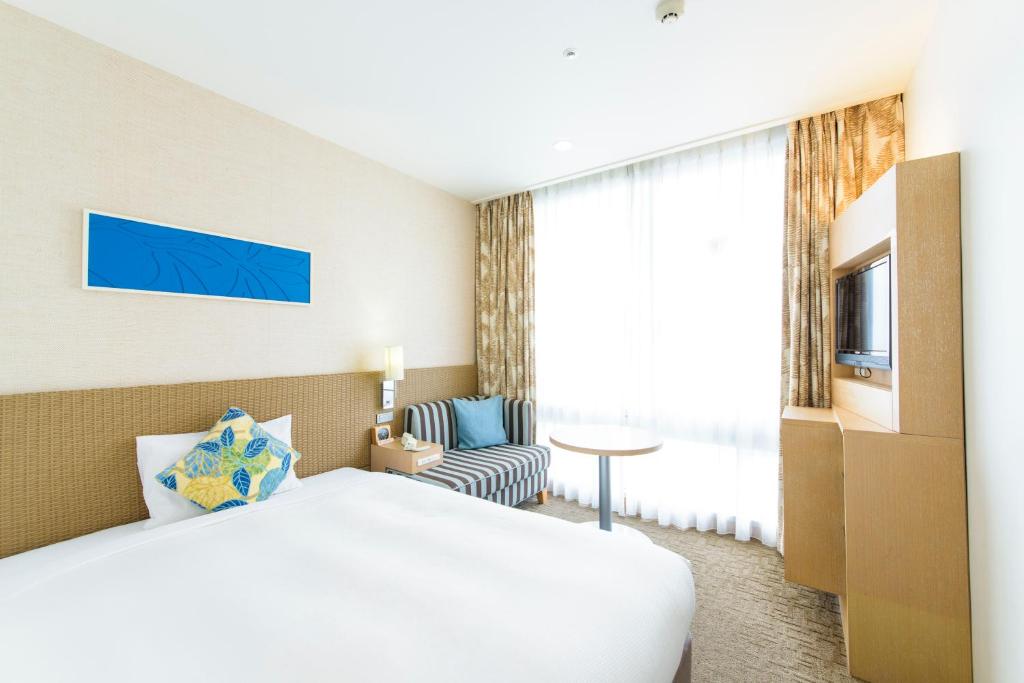 那霸那霸西铁度假酒店的酒店客房设有床和窗户。