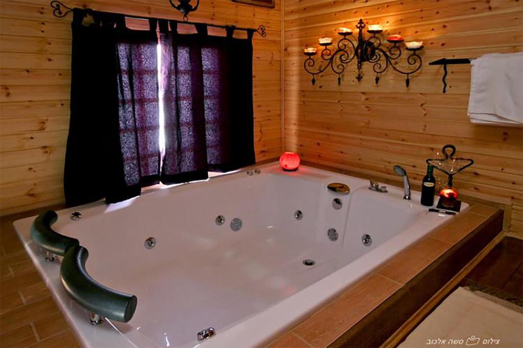 Wadi KerenHadas - Love的木制浴室内设有大型白色浴缸。