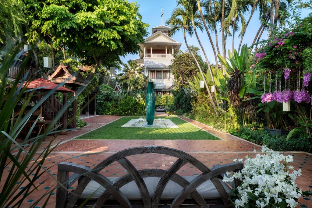 曼谷查克洛博瑟别墅酒店的花园中带喷泉的房子
