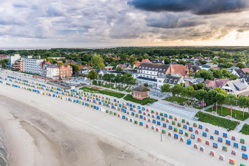威克奥夫弗尔Kurhaus Hotel的享有海滩的空中景致,配有椅子和遮阳伞