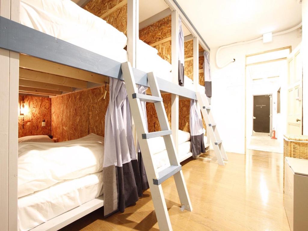 神户米纳托胡特旅馆的宿舍间配有双层床。