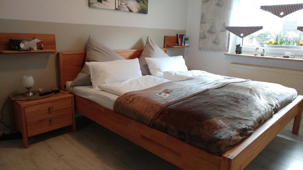 塔尔普艾乌尔内斯特旅馆的卧室配有带白色枕头的大床