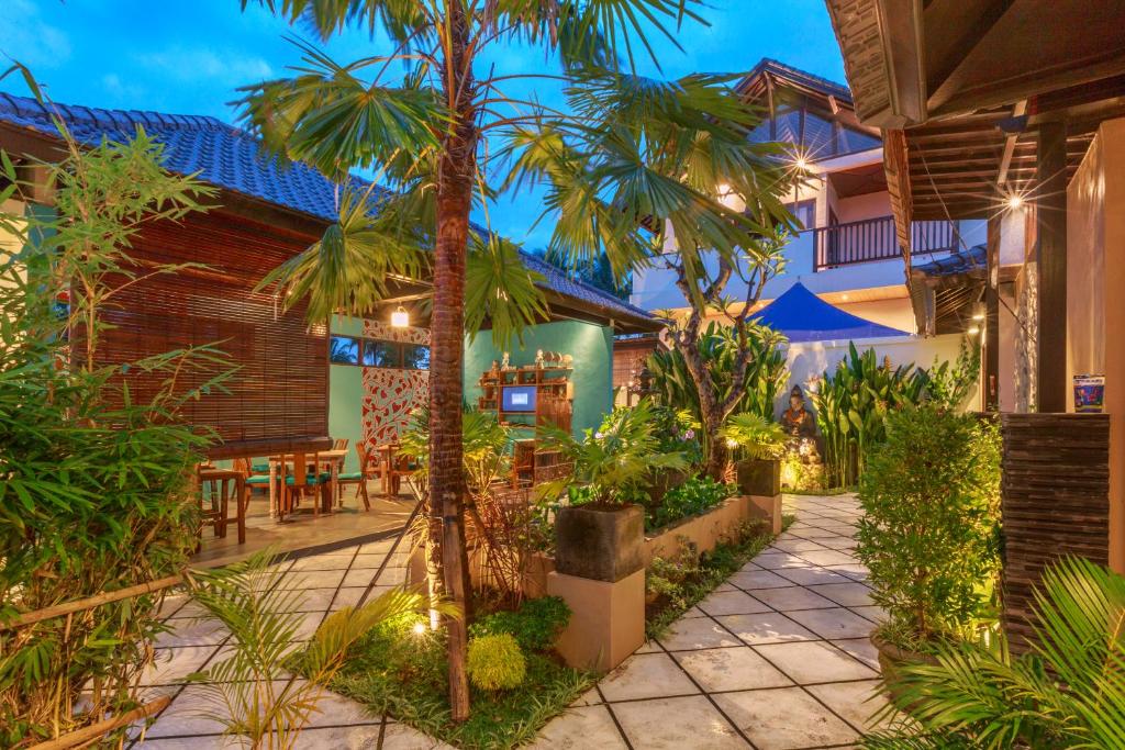 乌布梭罗别墅度假村的棕榈树房子的庭院