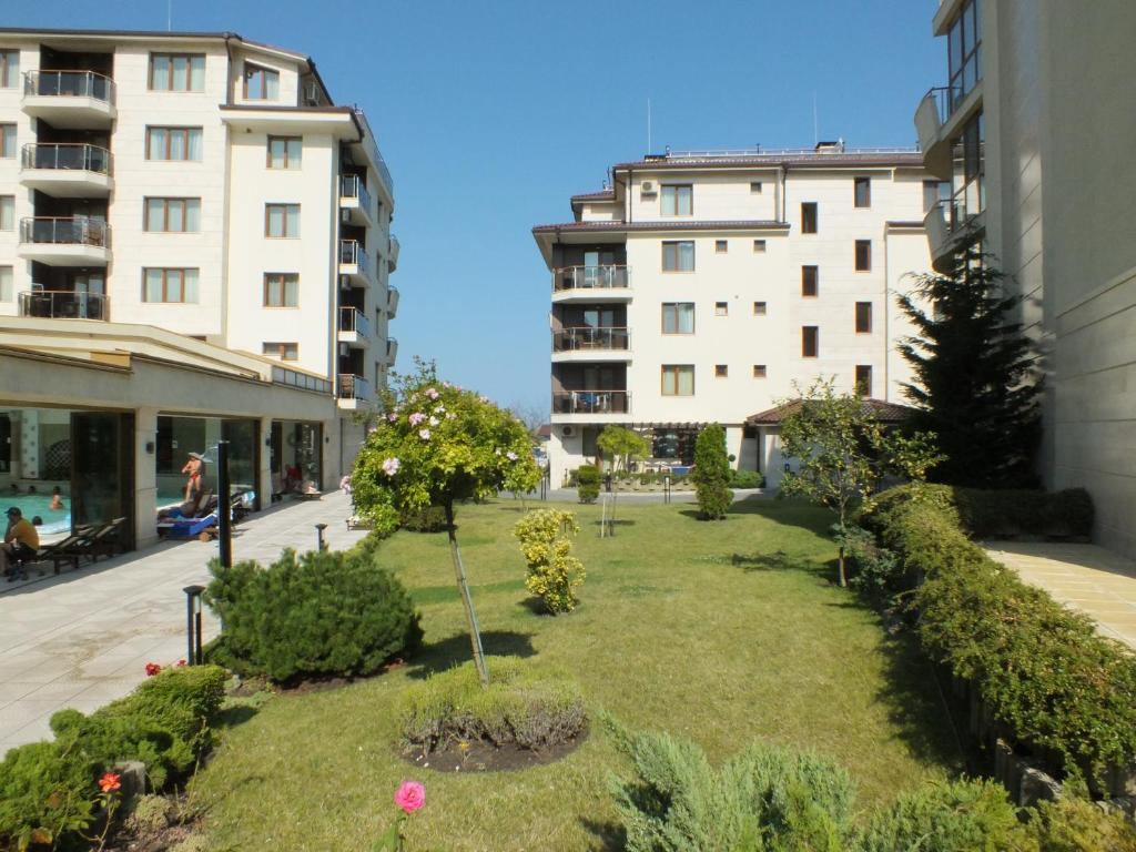 希科尔皮诺夫西Real Black Sea Apartments的一座花园,位于一座建筑的中间