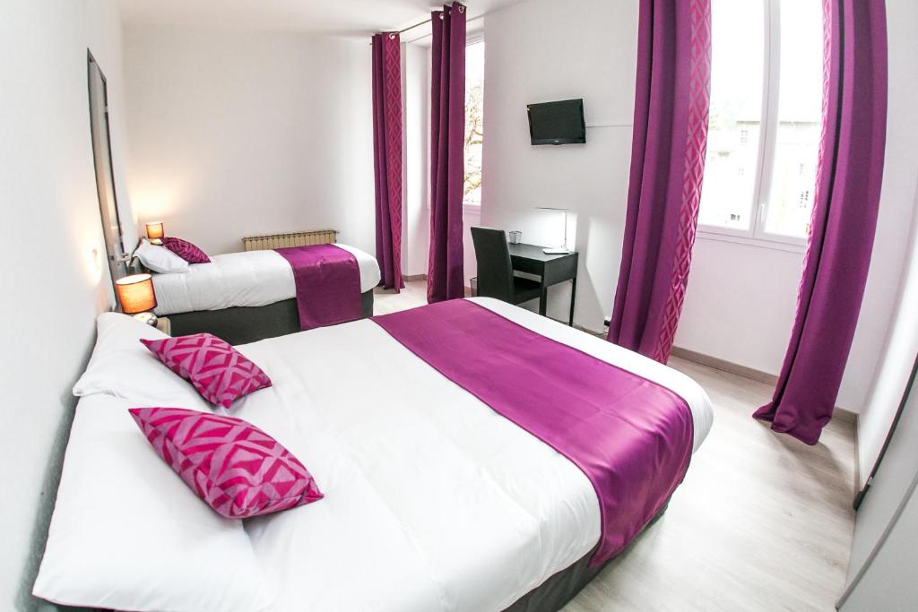 梅吕埃法国大酒店的紫色窗帘的酒店客房内的两张床