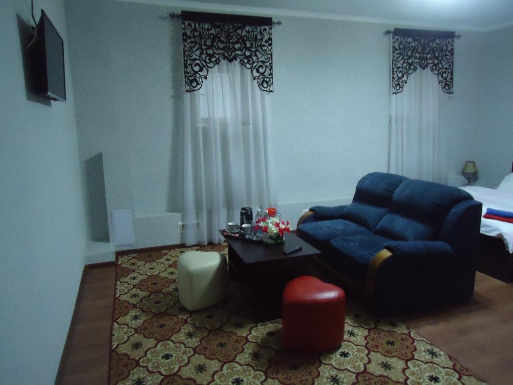 比什凯克Tumar的客厅配有蓝色的沙发和床。
