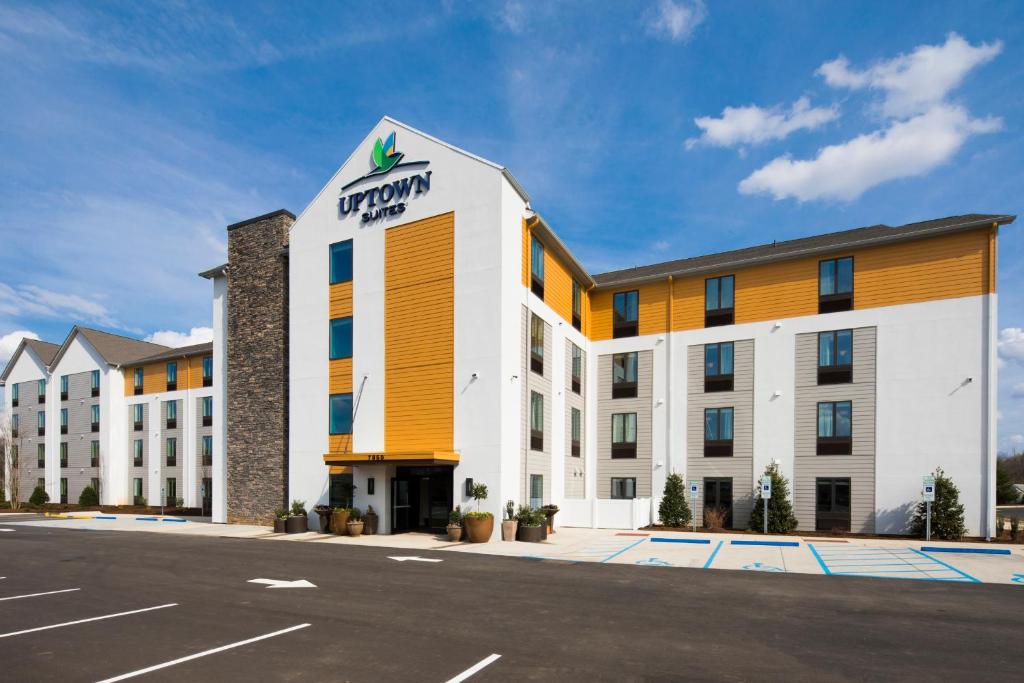 康科德Uptown Suites Extended Stay Charlotte NC - Concord的酒店前方的 ⁇ 染