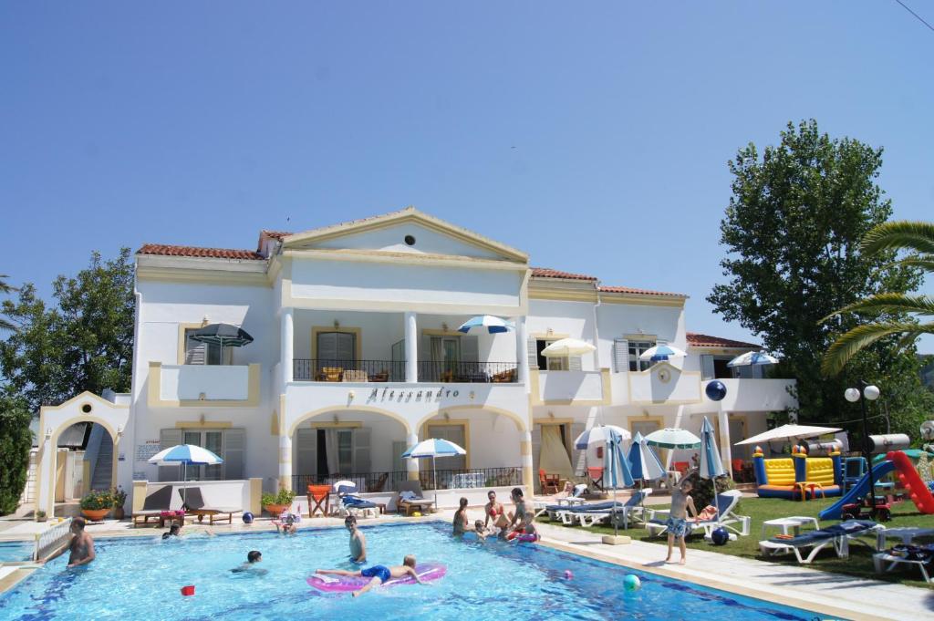 斯达林亚历山德罗酒店的一群人在酒店的游泳池里
