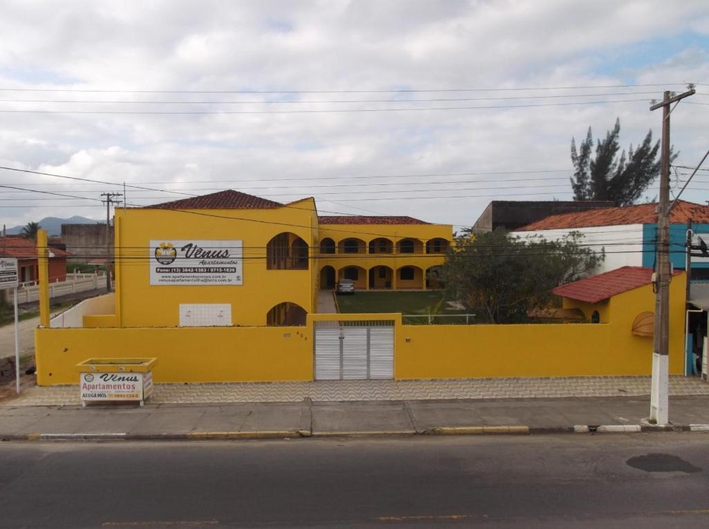 伊利亚孔普里达金星公寓旅馆的街道边的黄色建筑