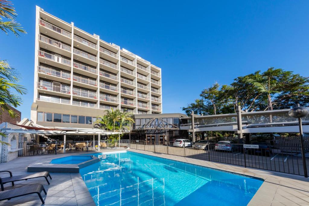 洛坎普顿Mercure Rockhampton的大楼前设有游泳池的酒店