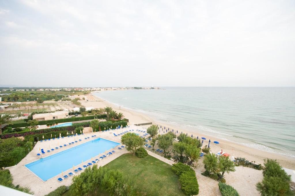 托雷坎内德尔莱万特酒店的享有海滩和游泳池的空中景致