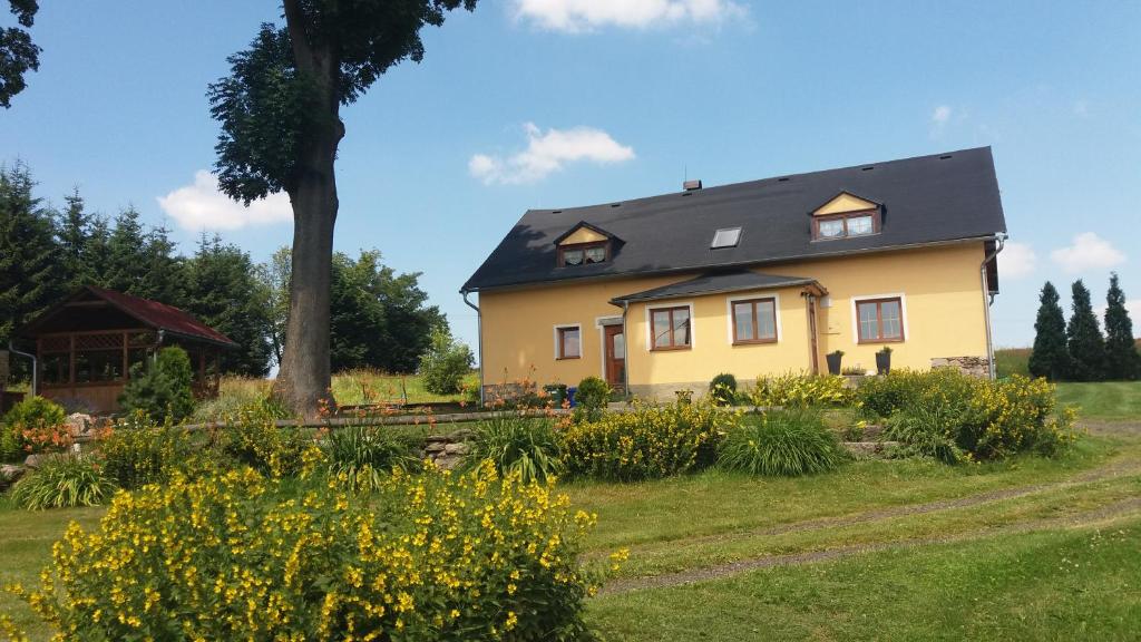 JindřichoviceChalupa Háj的黑色屋顶的黄色房子