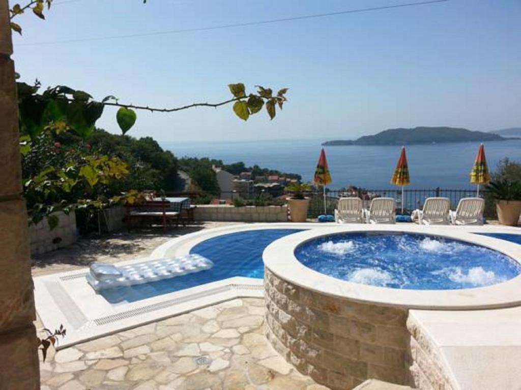 斯韦蒂·斯特凡Villa Royal Dream的一个带椅子的游泳池,享有海景