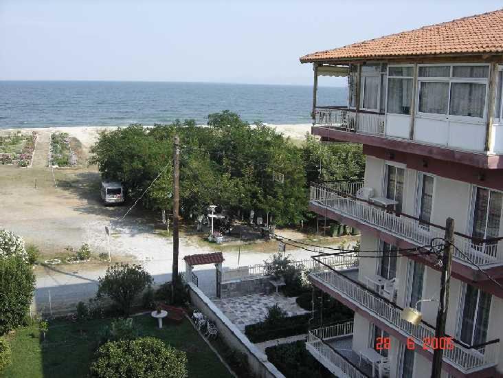 艾斯普罗瓦塔Hotel Angela的公寓大楼享有海景