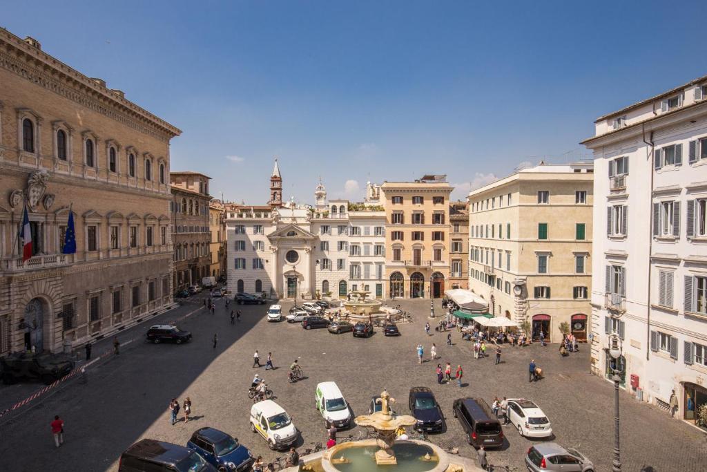 罗马Piazza Farnese exclusive view 2 bedroom en suite的一条城市街道,有汽车停在停车场
