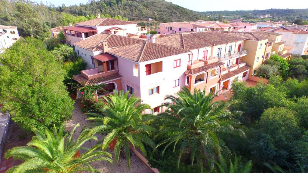 卡拉·利贝罗托Residence Sos Alinos的享有棕榈树和房屋的小镇的空中景致